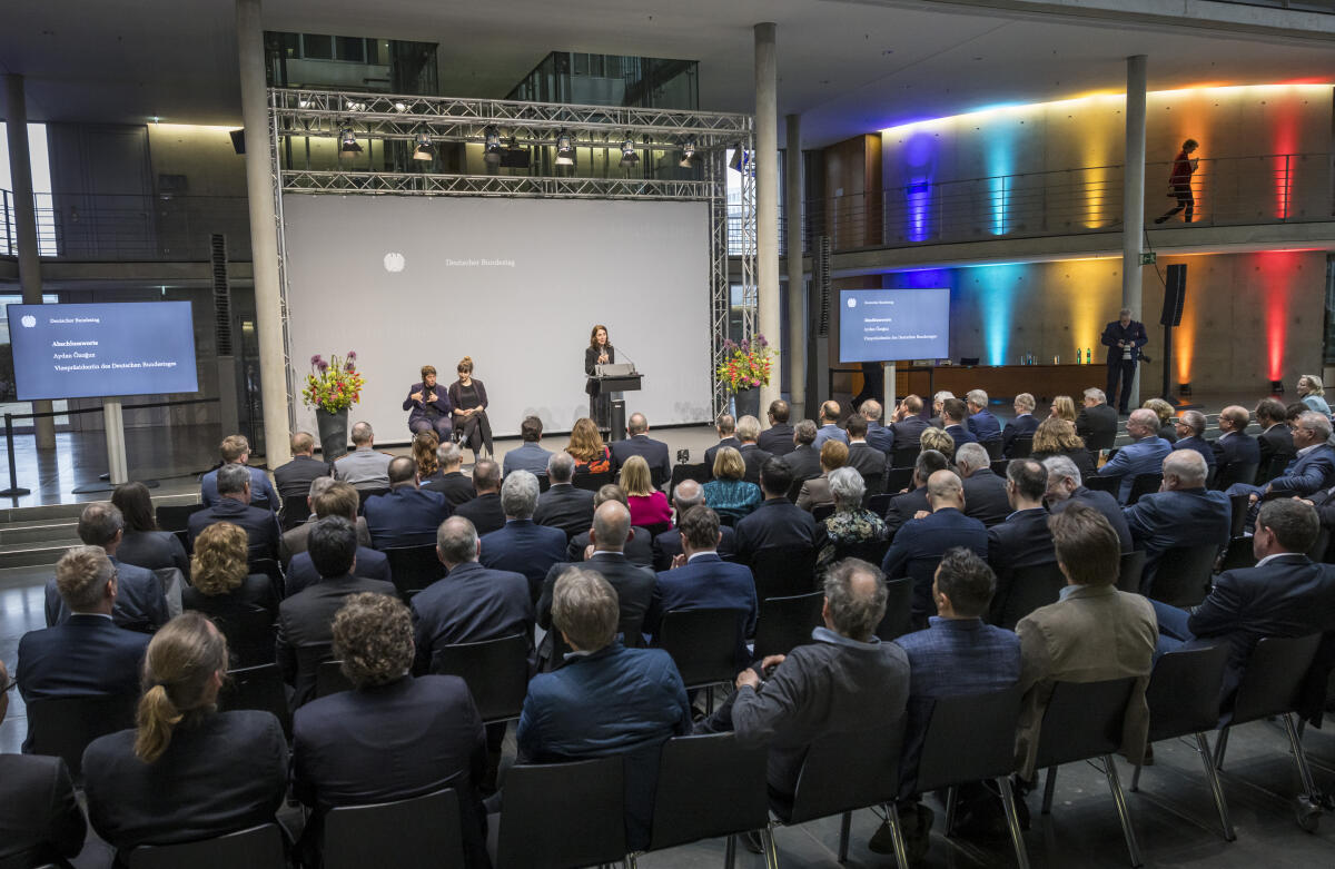 Özoguz, Aydan Vizepräsidentin des Deutschen Bundestages, Aydan Özoguz, SPD, MdB, spricht während der Eröffnung der Ausstellung "70 Jahre zwischen Natur und Gesellschaft" anlässlich des 70. Jubiläums des Deutschen Wetterdienstes.