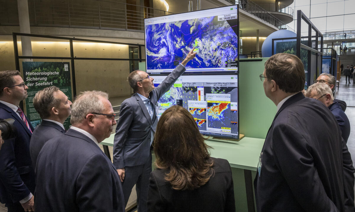 Özoguz, Aydan; Wissing, Volker; Schiefner, Udo; Adrian, Gerhard Rundgang durch die Ausstellung "70 Jahre zwischen Natur und Gesellschaft", die anlässlich des 70. Jubiläums des Deutschen Wetterdienstes in der Halle des Paul-Löbe-Hauses gezeigt wird, mit Vizepräsidentin des Deutschen Bundestages, Aydan Özoguz, SPD, MdB, (2. v.r.), Bundesminister für Digitales und Verkehr, Dr. Volker Wissing, FDP, MdB, (2. v. li.), Vorsitzender des Verkehrsausschusses, Udo Schiefner, SPD, MdB, (Mitte), und Präsident des DWD, Gerhard Adrian (re) nach der Ausstellungseröffnung. 