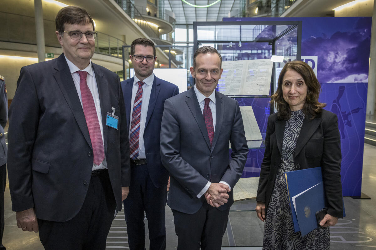 Özoguz, Aydan; Wissing, Volker; Simon, Björn; Adrian, Gerhard Rundgang durch die Ausstellung "70 Jahre zwischen Natur und Gesellschaft", die anlässlich des 70. Jubiläums des Deutschen Wetterdienstes in der Halle des Paul-Löbe-Hauses gezeigt wird, mit Vizepräsidentin des Deutschen Bundestages, Aydan Özoguz, SPD, MdB, (re.), Bundesminister für Digitales und Verkehr, Dr. Volker Wissing, FDP, MdB, (2. v. re.), Mitglied des Verkehrsausschusses, Björn Simon, CDU/CSU, MdB, (2. v. li.), und Präsident des DWD, Gerhard Adrian (li.) nach der Ausstellungseröffnung. 