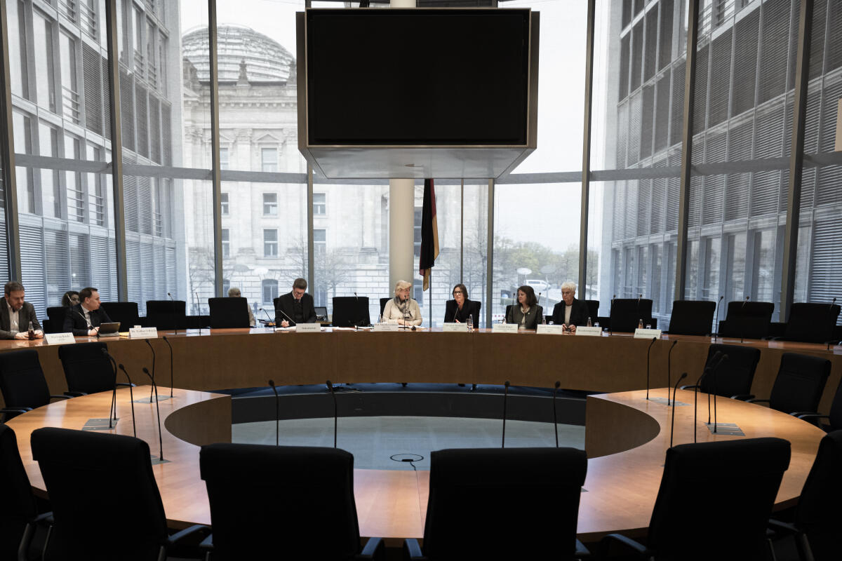 Präsidentin des Internationalen Komitees vom Roten Kreuz (IKRK), Mirjana Spoljaric Egger, zu Gast im Unterausschuss Vereinte Nationen, internationale Organisationen und zivile Krisenprävention. Blick in den Saal. Präsidentin des Internationalen Komitees vom Roten Kreuz (IKRK), Mirjana Spoljaric Egger, zu Gast im Unterausschuss Vereinte Nationen, internationale Organisationen und zivile Krisenprävention. Blick in den Saal.