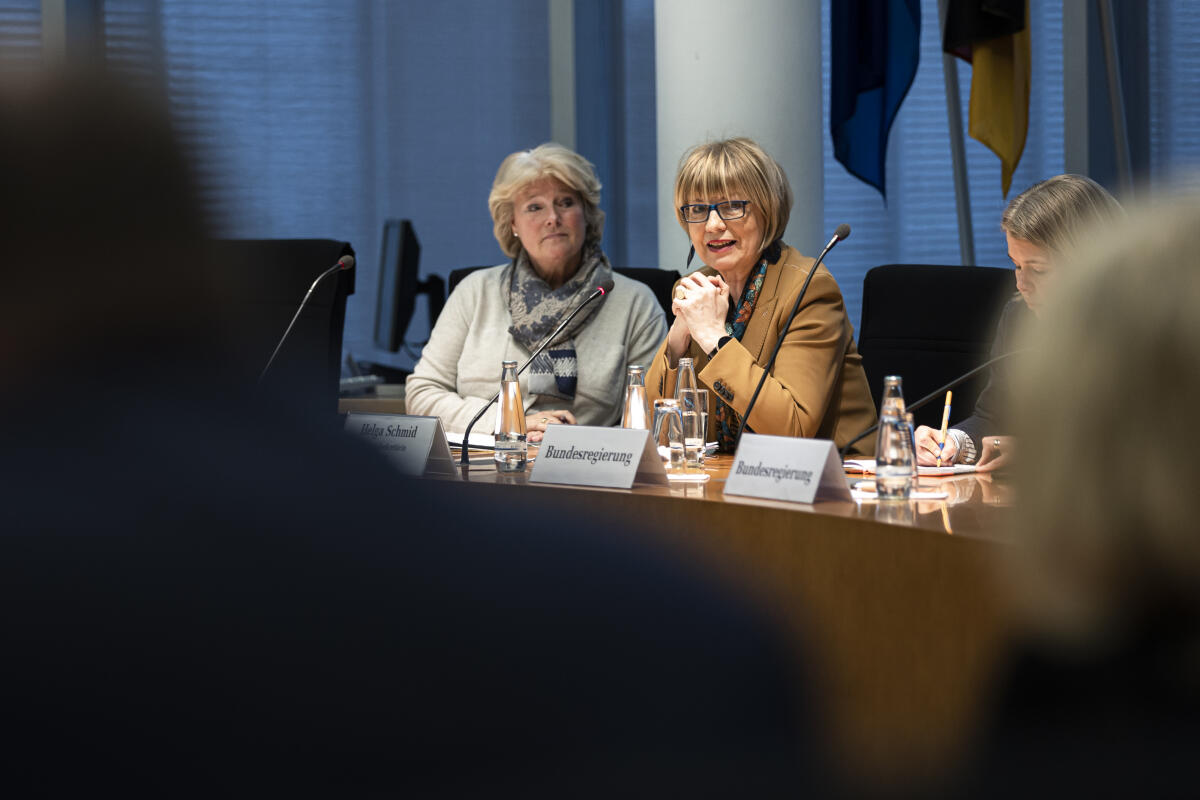 Generalsekretärin der Organisation für Sicherheit und Zusammenarbeit in Europa (OSZE), Helga Schmid (r), zu Gast im Unterausschuss Vereinigte Nationen, internationale Organisationen und zivile Krisenprävention unter Leitung der Vorsitzenden Prof. Monika Grütters (l), CDU/CSU, MdB. Grütters, Monika Generalsekretärin der Organisation für Sicherheit und Zusammenarbeit in Europa (OSZE), Helga Schmid (r), zu Gast im Unterausschuss Vereinigte Nationen, internationale Organisationen und zivile Krisenprävention unter Leitung der Vorsitzenden Prof. Monika Grütters (l), CDU/CSU, MdB.