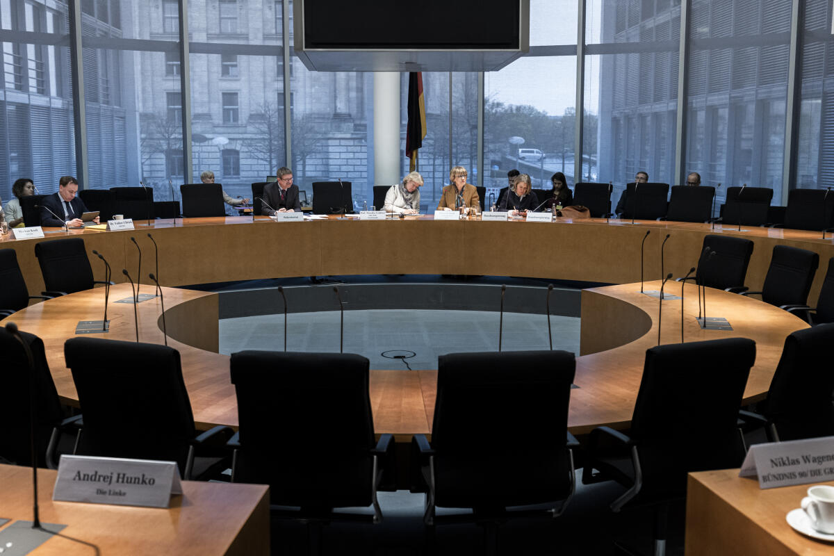Generalsekretärin der Organisation für Sicherheit und Zusammenarbeit in Europa (OSZE), Helga Schmid, zu Gast im Unterausschuss Vereinigte Nationen, internationale Organisationen und zivile Krisenprävention. Blick in den Saal. Generalsekretärin der Organisation für Sicherheit und Zusammenarbeit in Europa (OSZE), Helga Schmid, zu Gast im Unterausschuss Vereinigte Nationen, internationale Organisationen und zivile Krisenprävention. Blick in den Saal.