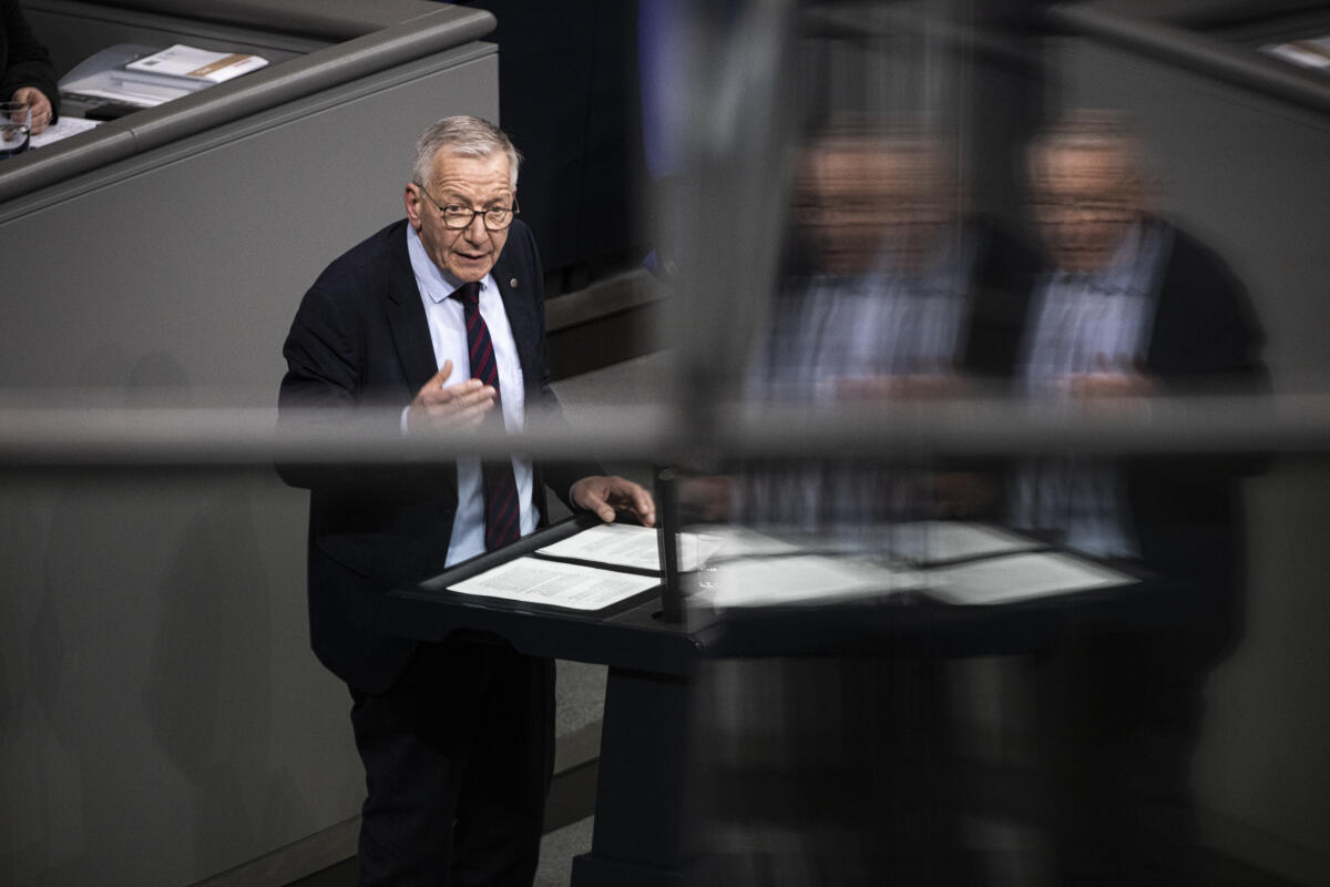 Dirk-Ulrich Mende, SPD, MdB, hält eine Rede zu TOP 6 „Untersuchungsausschuss - Bekämpfung des Corona-Virus“ im Plenum. Dirk-Ulrich Mende Dirk-Ulrich Mende, SPD, MdB, hält eine Rede zu TOP 6 „Untersuchungsausschuss - Bekämpfung des Corona-Virus“ im Plenum.
