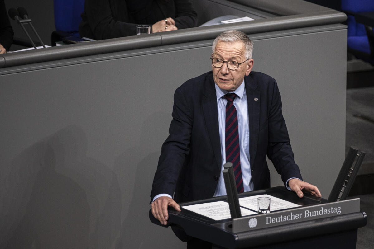 Dirk-Ulrich Mende, SPD, MdB, hält eine Rede zu TOP 6 „Untersuchungsausschuss - Bekämpfung des Corona-Virus“ im Plenum. Dirk-Ulrich Mende Dirk-Ulrich Mende, SPD, MdB, hält eine Rede zu TOP 6 „Untersuchungsausschuss - Bekämpfung des Corona-Virus“ im Plenum.
