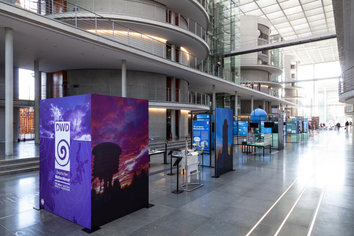  Übersicht der Ausstellung "70 Jahre zwischen Natur und Gesellschaft" am Tag der Eröffnung in der Halle des Paul-Löbe-Hauses anlässlich des 70. Jubiläums des Deutschen Wetterdienstes. 