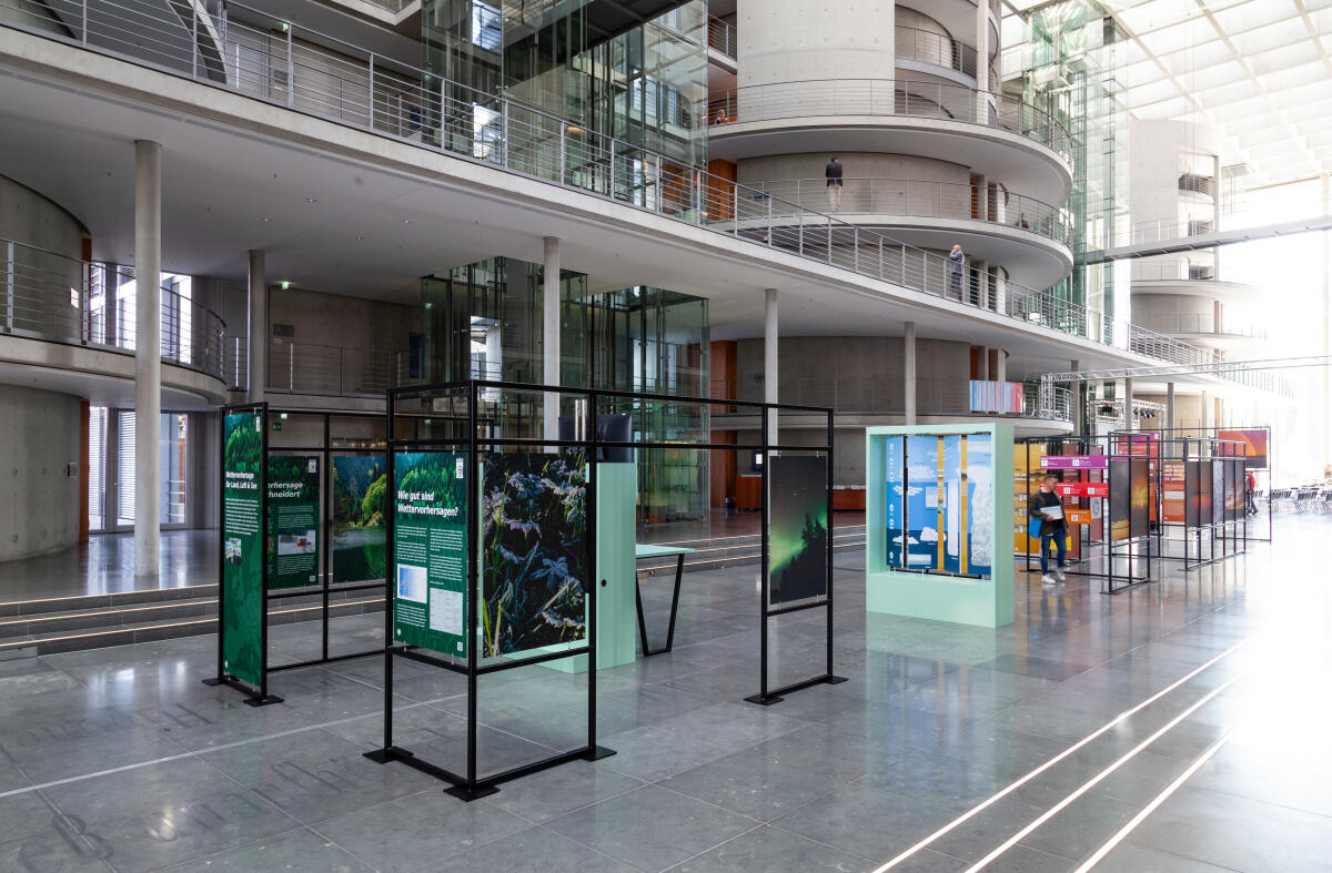  Übersicht der Ausstellung "70 Jahre zwischen Natur und Gesellschaft" am Tag der Eröffnung in der Halle des Paul-Löbe-Hauses anlässlich des 70. Jubiläums des Deutschen Wetterdienstes. 