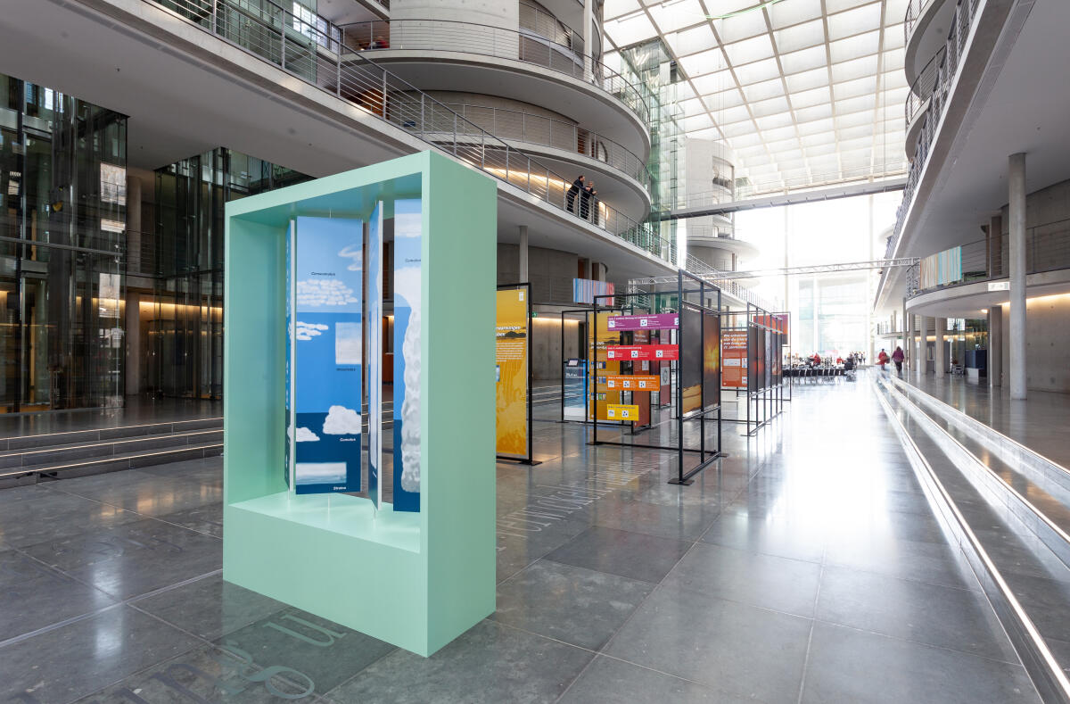  Übersicht der Ausstellung "70 Jahre zwischen Natur und Gesellschaft" am Tag der Eröffnung in der Halle des Paul-Löbe-Hauses anlässlich des 70. Jubiläums des Deutschen Wetterdienstes. 