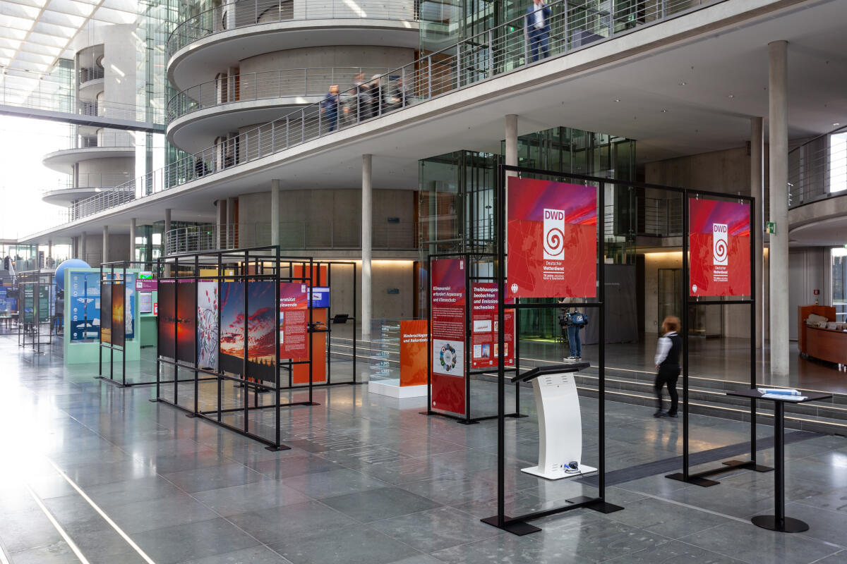  Übersicht der Ausstellung "70 Jahre zwischen Natur und Gesellschaft" am Tag der Eröffnung in der Halle des Paul-Löbe-Hauses anlässlich des 70. Jubiläums des Deutschen Wetterdienstes. 