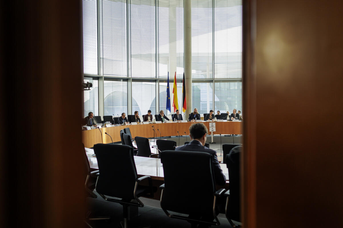 Minister für Auswärtige Angelegenheiten, Europäische Union und Entwicklungszusammenarbeit des Königreichs Spaniens, José Manuel Albares Bueno, zu Gast im Ausschuss für die Angelegenheiten der Europäischen Union. Blick in den Saal. Minister für Auswärtige Angelegenheiten, Europäische Union und Entwicklungszusammenarbeit des Königreichs Spaniens, José Manuel Albares Bueno, zu Gast im Ausschuss für die Angelegenheiten der Europäischen Union. Blick in den Saal.