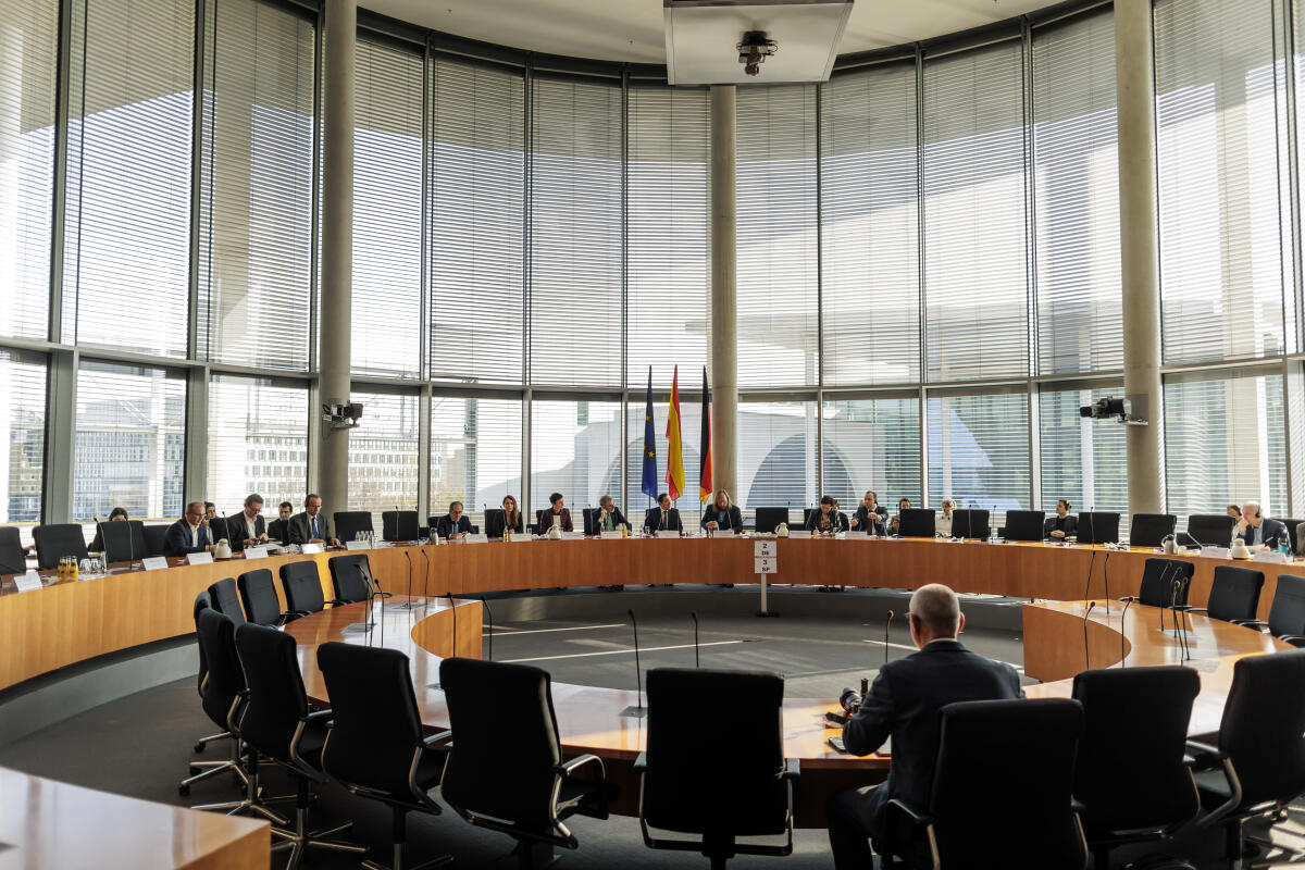 Minister für Auswärtige Angelegenheiten, Europäische Union und Entwicklungszusammenarbeit des Königreichs Spaniens, José Manuel Albares Bueno, zu Gast im Ausschuss für die Angelegenheiten der Europäischen Union. Blick in den Saal. Minister für Auswärtige Angelegenheiten, Europäische Union und Entwicklungszusammenarbeit des Königreichs Spaniens, José Manuel Albares Bueno, zu Gast im Ausschuss für die Angelegenheiten der Europäischen Union. Blick in den Saal.