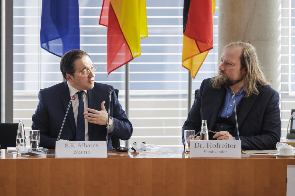 Minister für Auswärtige Angelegenheiten, Europäische Union und Entwicklungszusammenarbeit des Königreichs Spaniens, José Manuel Albares Bueno (l), zu Gast im Ausschuss für die Angelegenheiten der Europäischen Union unter Leitung des Vorsitzenden Dr. Anton Hofreiter (r), Bündnis 90/Die Grünen, MdB. Hofreiter, Anton Minister für Auswärtige Angelegenheiten, Europäische Union und Entwicklungszusammenarbeit des Königreichs Spaniens, José Manuel Albares Bueno (l), zu Gast im Ausschuss für die Angelegenheiten der Europäischen Union unter Leitung des Vorsitzenden Dr. Anton Hofreiter (r), Bündnis 90/Die Grünen, MdB.