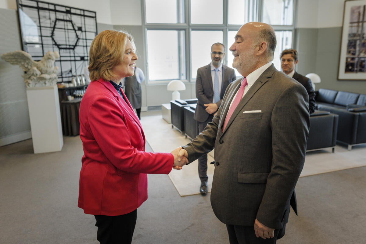 Bundestagspräsidentin Bärbel Bas (l), SPD, MdB, empfängt den Botschafter des Staates Israel in Deutschland, Ron Prosor (r), zum Gespräch. Bas, Bärbel Bundestagspräsidentin Bärbel Bas (l), SPD, MdB, empfängt den Botschafter des Staates Israel in Deutschland, Ron Prosor (r), zum Gespräch.