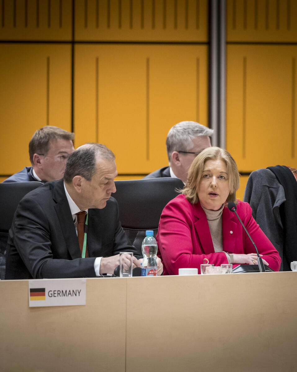 Bundestagspräsidentin Bärbel Bas (r), SPD, MdB, reist zur Konferenz der Präsidentinnen und Präsidenten der Parlamente der Europäischen Union (EU-PPK). Hier beim Redebeitrag während einer Session. Bas, Bärbel Bundestagspräsidentin Bärbel Bas (r), SPD, MdB, reist zur Konferenz der Präsidentinnen und Präsidenten der Parlamente der Europäischen Union (EU-PPK). Hier beim Redebeitrag während einer Session.