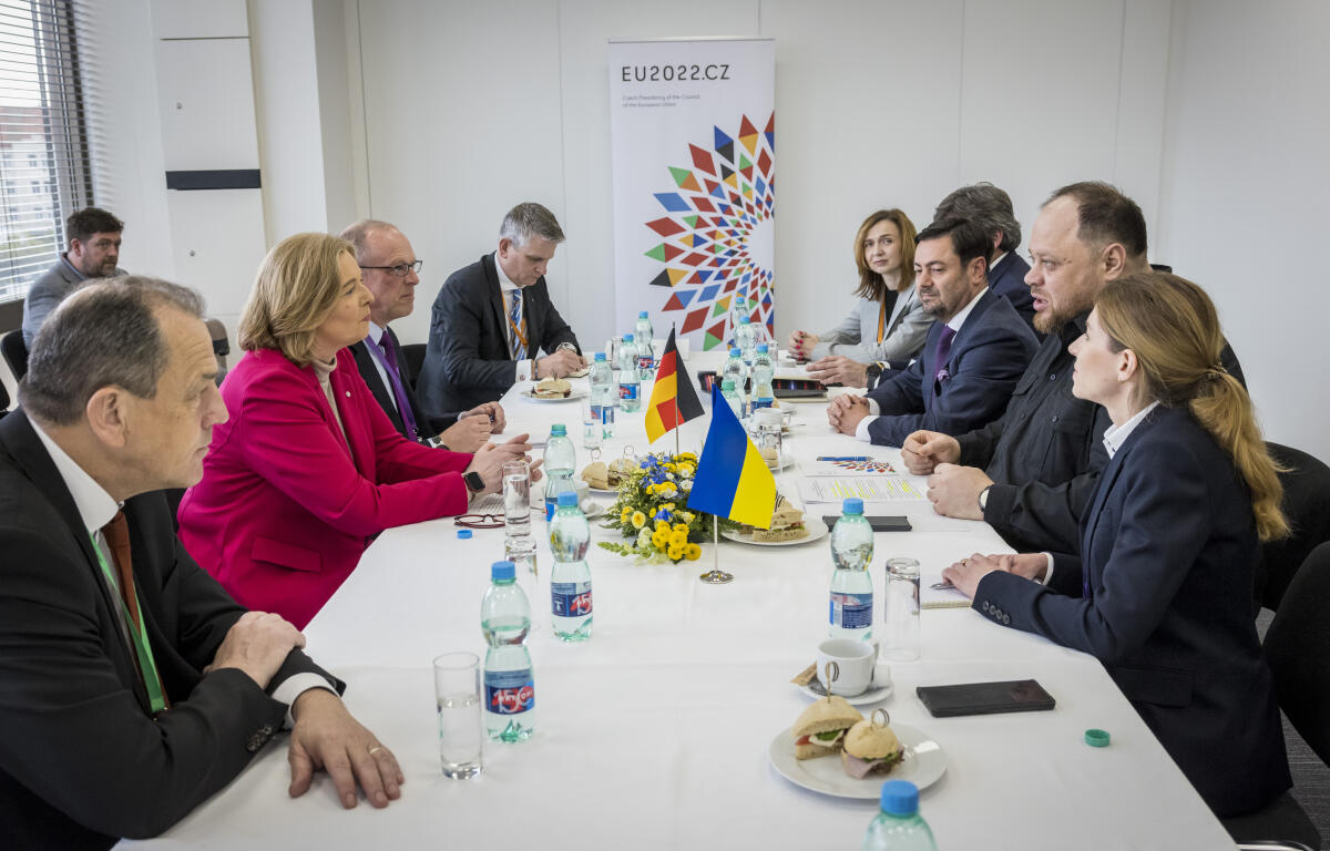 Bundestagspräsidentin Bärbel Bas (2vl), SPD, MdB, reist zur Konferenz der Präsidentinnen und Präsidenten der Parlamente der Europäischen Union (EU-PPK). Hier im bilateralen Gespräch mit dem Vorsitzenden der Werchowna Rada der Ukraine, Ruslan Stefantschuk (2vr). Bundestagspräsidentin Bärbel Bas (2vl), SPD, MdB, reist zur Konferenz der Präsidentinnen und Präsidenten der Parlamente der Europäischen Union (EU-PPK). Hier im bilateralen Gespräch mit dem Vorsitzenden der Werchowna Rada der Ukraine, Ruslan Stefantschuk (2vr).