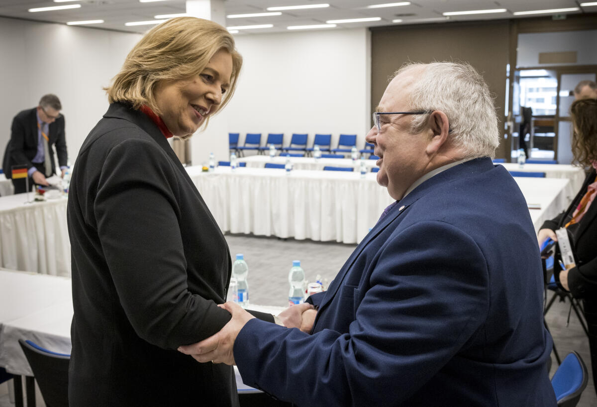 Bundestagspräsidentin Bärbel Bas (l), SPD, MdB, reist zur Konferenz der Präsidentinnen und Präsidenten der Parlamente der Europäischen Union (EU-PPK). Hier im bilateralen Gespräch mit dem Ceann Comhairle des irischen Unterhauses, Seán Ó Fearghaíl (r). Bas, Bärbel Bundestagspräsidentin Bärbel Bas (l), SPD, MdB, reist zur Konferenz der Präsidentinnen und Präsidenten der Parlamente der Europäischen Union (EU-PPK). Hier im bilateralen Gespräch mit dem Ceann Comhairle des irischen Unterhauses, Seán Ó Fearghaíl (r).
