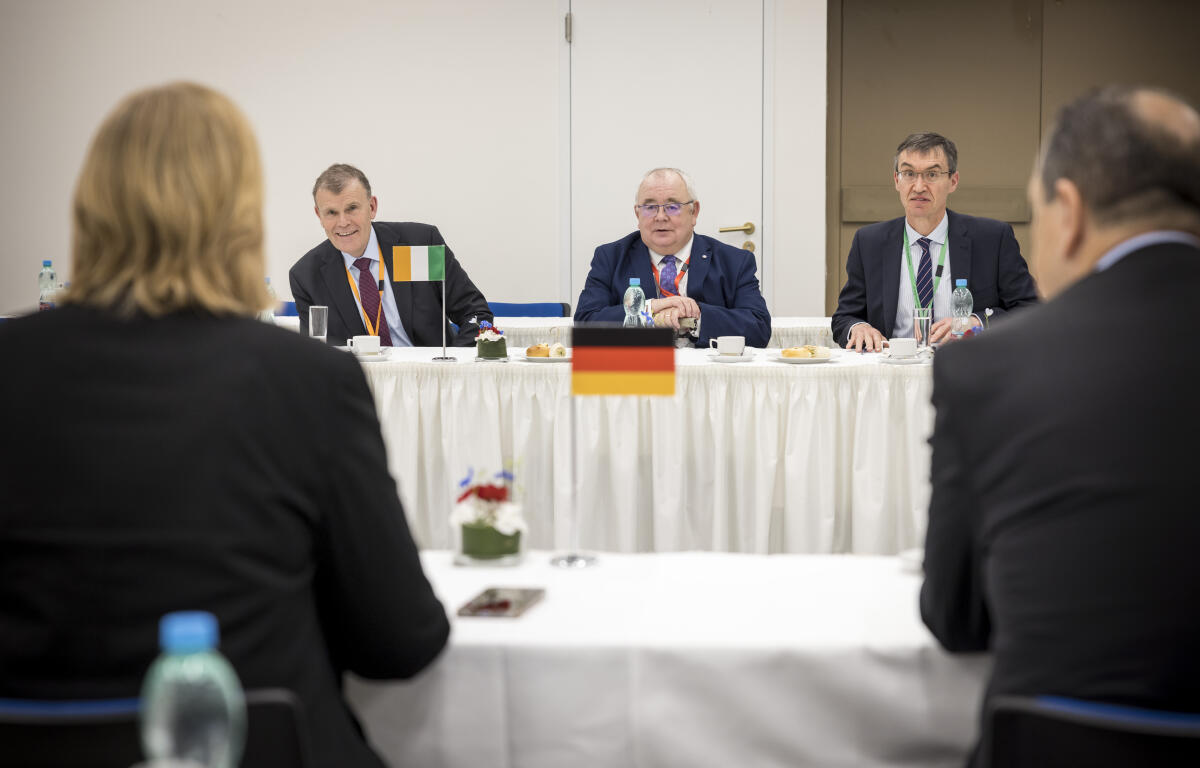  Bundestagspräsidentin Bärbel Bas, SPD, MdB, reist zur Konferenz der Präsidentinnen und Präsidenten der Parlamente der Europäischen Union (EU-PPK). Hier im bilateralen Gespräch mit dem Ceann Comhairle des irischen Unterhauses, Seán Ó Fearghaíl (m).