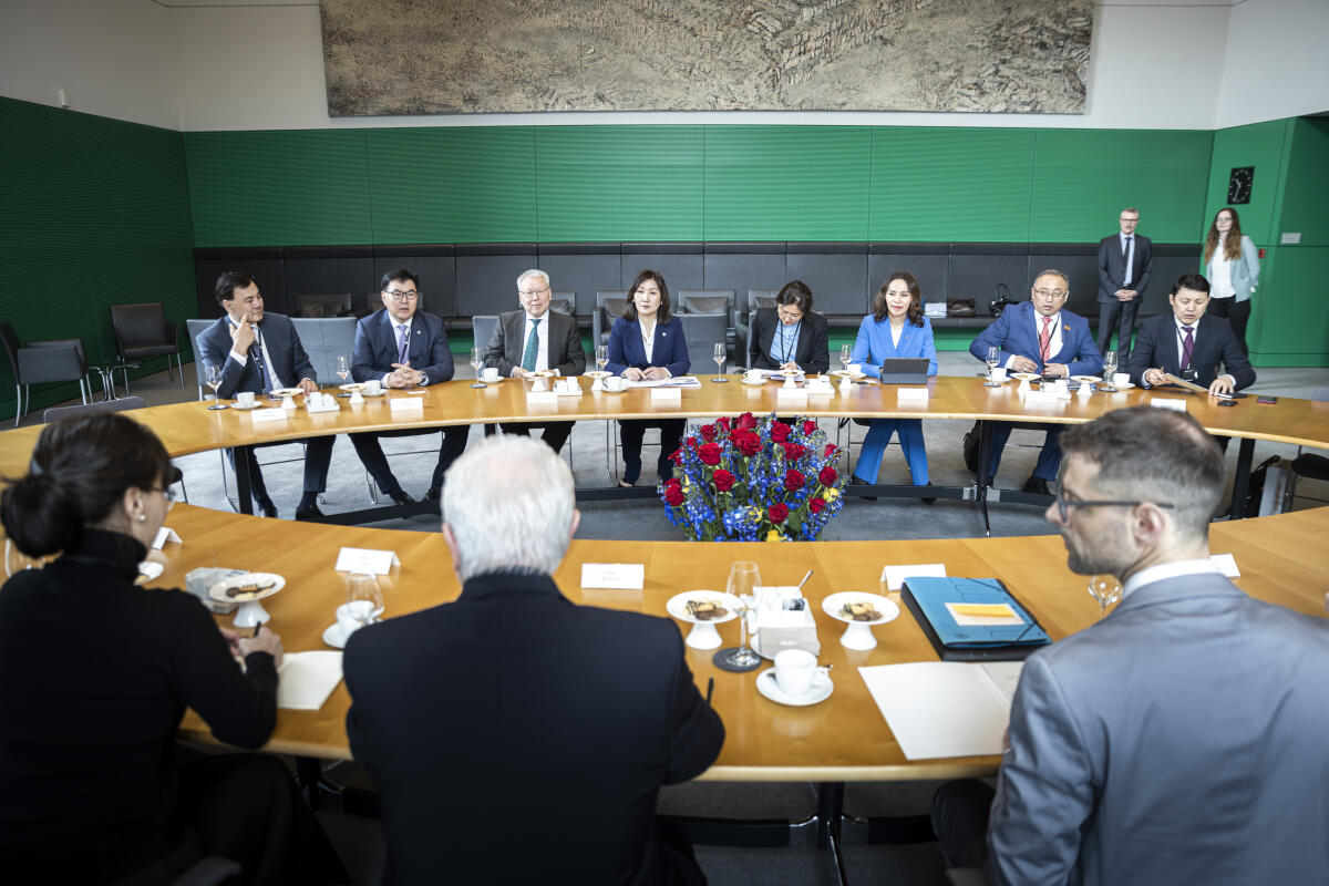  Bundestagsvizepräsident Wolfgang Kubicki, FDP, MdB, empfängt Angehörige der Mongolisch-Deutschen Parlamentariergruppe zum Gespräch. Blick in den Raum.