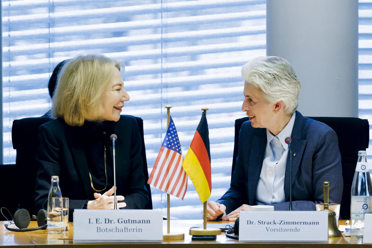 Botschafterin der Vereinigten Staaten in der Bundesrepublik Deutschland, Dr. Amy Gutmann (l), zu Gast im Verteidigungsausschuss unter Leitung der Vorsitzenden Dr. Marie-Agnes Strack-Zimmermann (r), FDP, MdB. Strack-Zimmermann, Marie-Agnes Botschafterin der Vereinigten Staaten in der Bundesrepublik Deutschland, Dr. Amy Gutmann (l), zu Gast im Verteidigungsausschuss unter Leitung der Vorsitzenden Dr. Marie-Agnes Strack-Zimmermann (r), FDP, MdB.