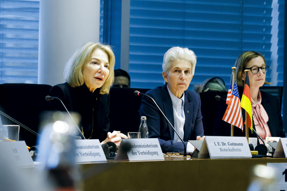 Botschafterin der Vereinigten Staaten in der Bundesrepublik Deutschland, Dr. Amy Gutmann (l), zu Gast im Verteidigungsausschuss unter Leitung der Vorsitzenden Dr. Marie-Agnes Strack-Zimmermann (m), FDP, MdB. Strack-Zimmermann, Marie-Agnes Botschafterin der Vereinigten Staaten in der Bundesrepublik Deutschland, Dr. Amy Gutmann (l), zu Gast im Verteidigungsausschuss unter Leitung der Vorsitzenden Dr. Marie-Agnes Strack-Zimmermann (m), FDP, MdB.