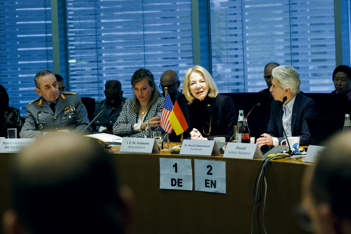 Strack-Zimmermann, Marie-Agnes Botschafterin der Vereinigten Staaten in der Bundesrepublik Deutschland, Dr. Amy Gutmann (3vl), zu Gast im Verteidigungsausschuss unter Leitung der Vorsitzenden Dr. Marie-Agnes Strack-Zimmermann (r), FDP, MdB.