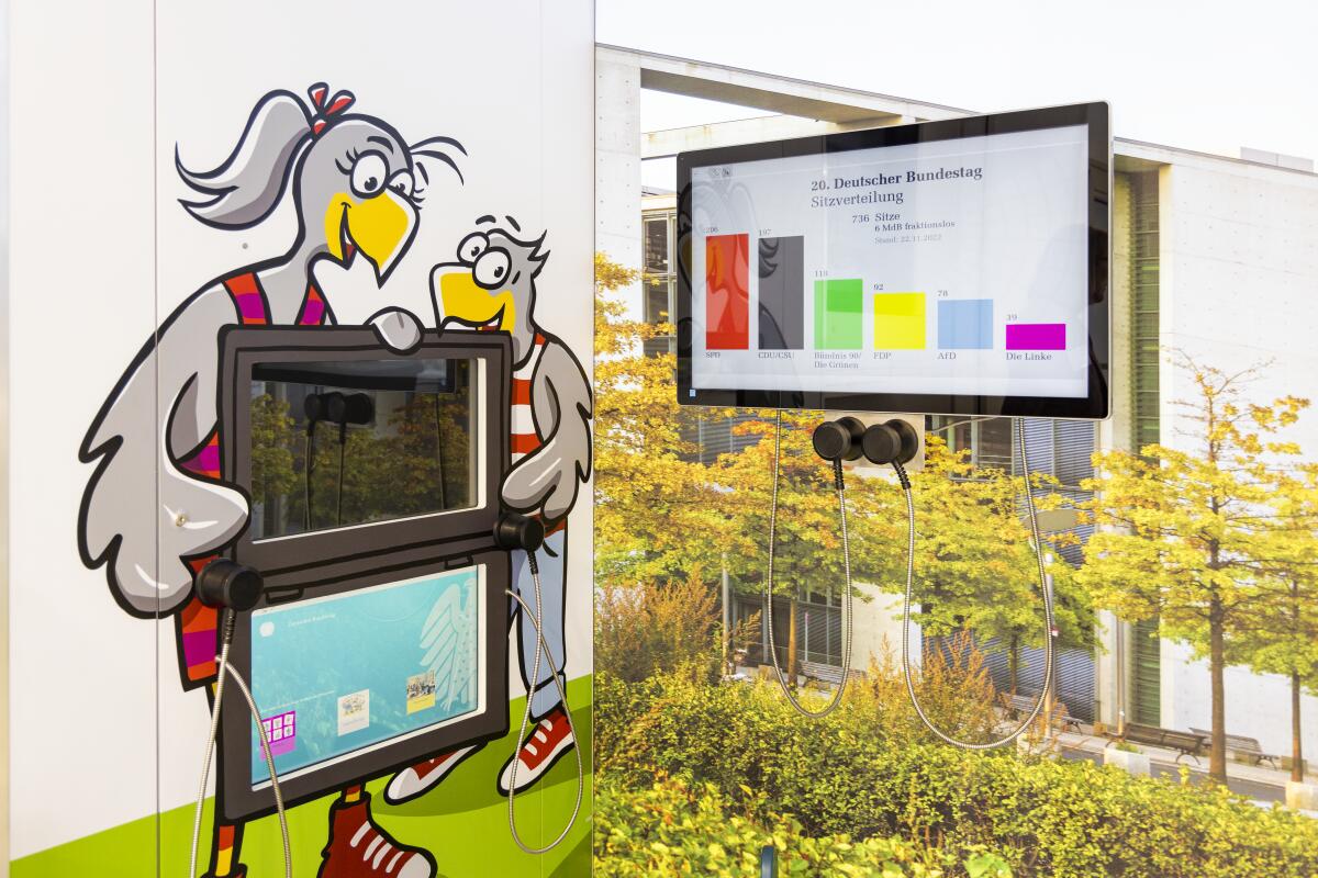 Bildschirme mit Informationen für Kinder und Erwachsene im Infomobil des Deutschen Bundestages in Rostock, "Neuer Markt". Bildschirme mit Informationen für Kinder und Erwachsene im Infomobil des Deutschen Bundestages in Rostock, "Neuer Markt".