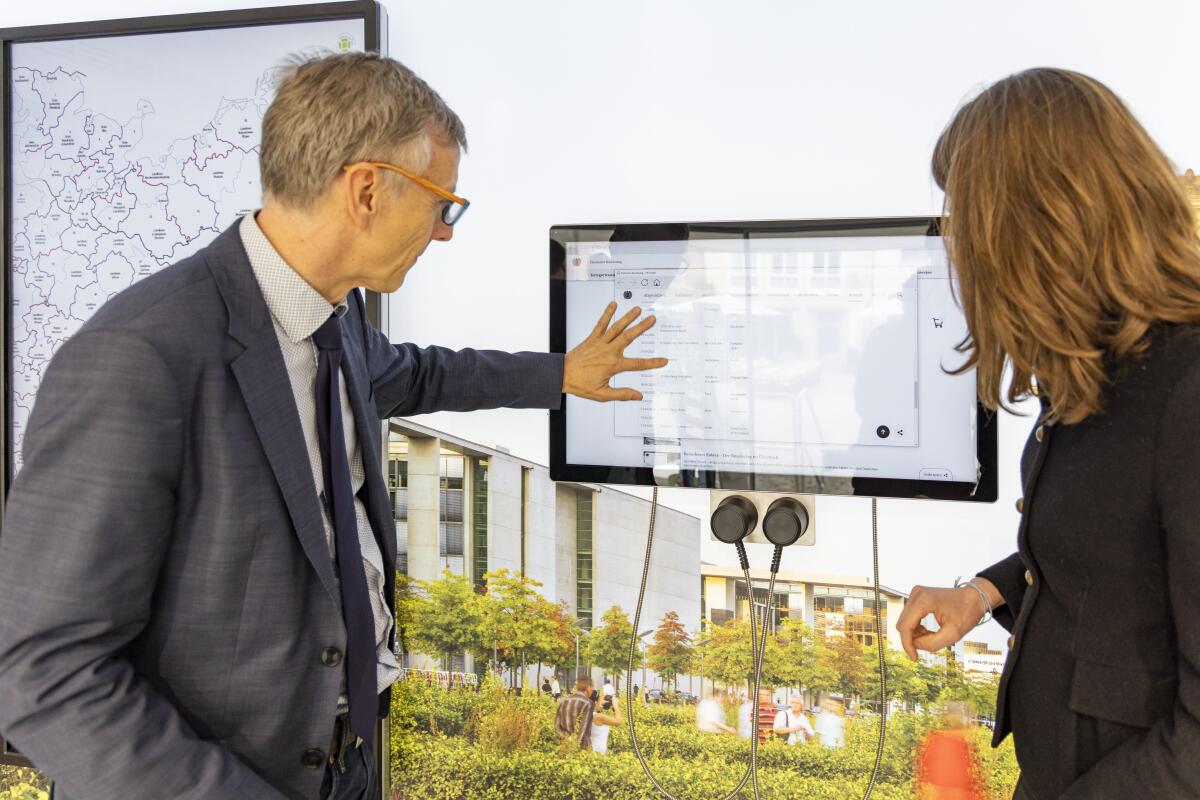 Infomobil des Deutschen Bundestages in Rostock, "Neuer Markt". Besucherinnen und Besucher informieren sich an den Monitoren über die Arbeit des Deutschen Bundestages. Heegewaldt, Elisabeth Infomobil des Deutschen Bundestages in Rostock, "Neuer Markt". Besucherinnen und Besucher informieren sich an den Monitoren über die Arbeit des Deutschen Bundestages.