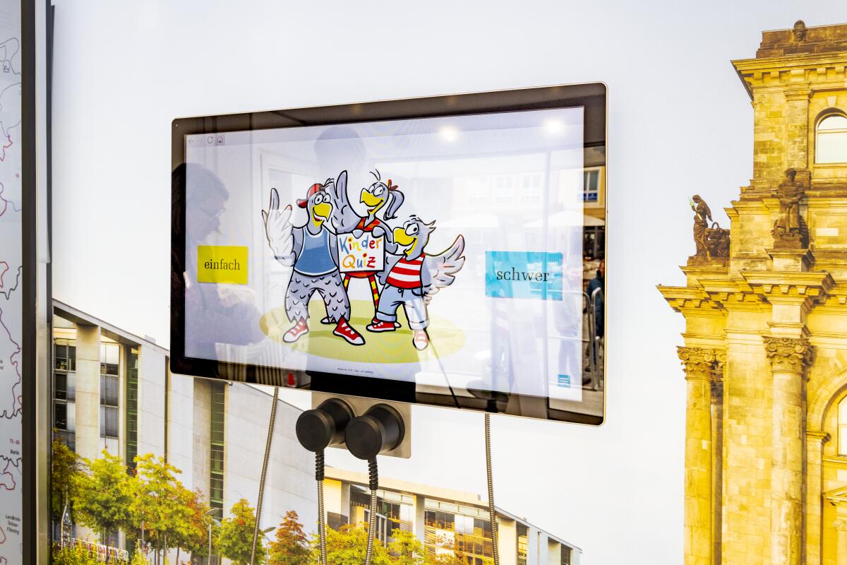 Bildschirme mit Informationen für Kinder und Erwachsene im Infomobil des Deutschen Bundestages in Rostock, "Neuer Markt". Bildschirme mit Informationen für Kinder und Erwachsene im Infomobil des Deutschen Bundestages in Rostock, "Neuer Markt".