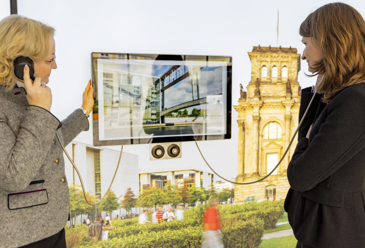 Infomobil des Deutschen Bundestages in Rostock, "Neuer Markt". Besucherinnen und Besucher informieren sich an den Monitoren über die Arbeit des Deutschen Bundestages. Heegewaldt, Elisabeth Infomobil des Deutschen Bundestages in Rostock, "Neuer Markt". Besucherinnen und Besucher informieren sich an den Monitoren über die Arbeit des Deutschen Bundestages.