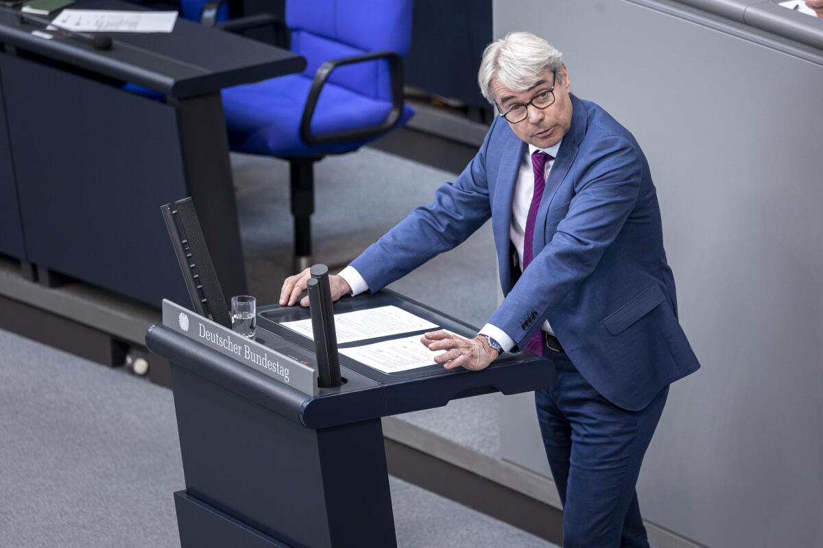 Carl-Julius Cronenberg, FDP, MdB, hält eine Rede zu TOP 9 „Betriebliche Mitbestimmung“ im Plenum. Cronenberg, Carl-Julius Carl-Julius Cronenberg, FDP, MdB, hält eine Rede zu TOP 9 „Betriebliche Mitbestimmung“ im Plenum.