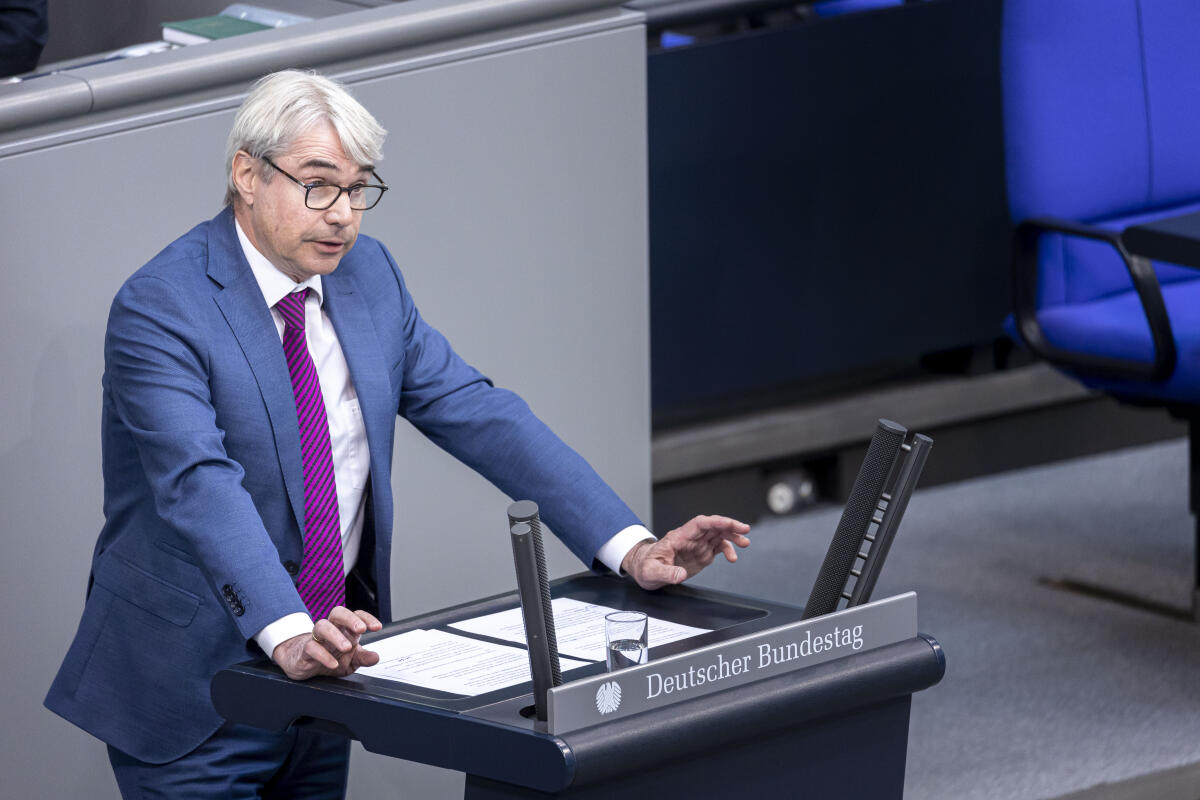 Carl-Julius Cronenberg, FDP, MdB, hält eine Rede zu TOP 9 „Betriebliche Mitbestimmung“ im Plenum. Cronenberg, Carl-Julius Carl-Julius Cronenberg, FDP, MdB, hält eine Rede zu TOP 9 „Betriebliche Mitbestimmung“ im Plenum.