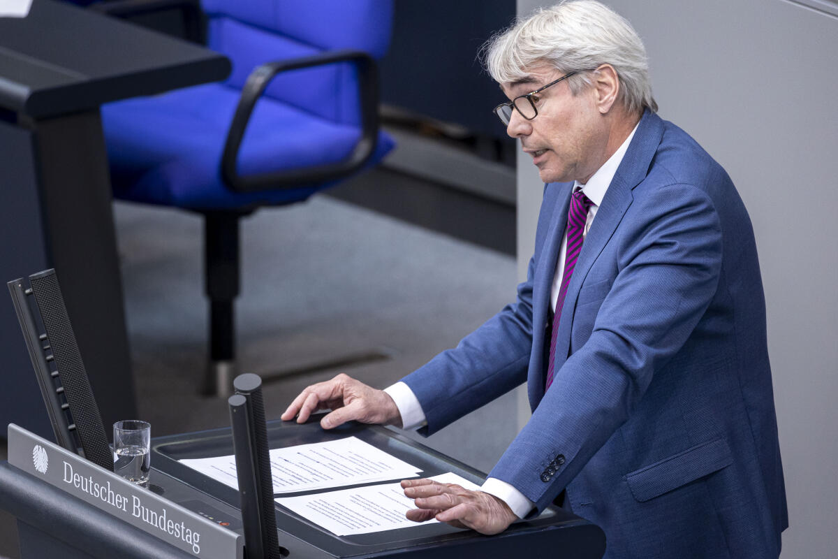 Carl-Julius Cronenberg, FDP, MdB, hält eine Rede zu TOP 9 „Betriebliche Mitbestimmung“ im Plenum. Cronenberg, Carl-Julius Carl-Julius Cronenberg, FDP, MdB, hält eine Rede zu TOP 9 „Betriebliche Mitbestimmung“ im Plenum.