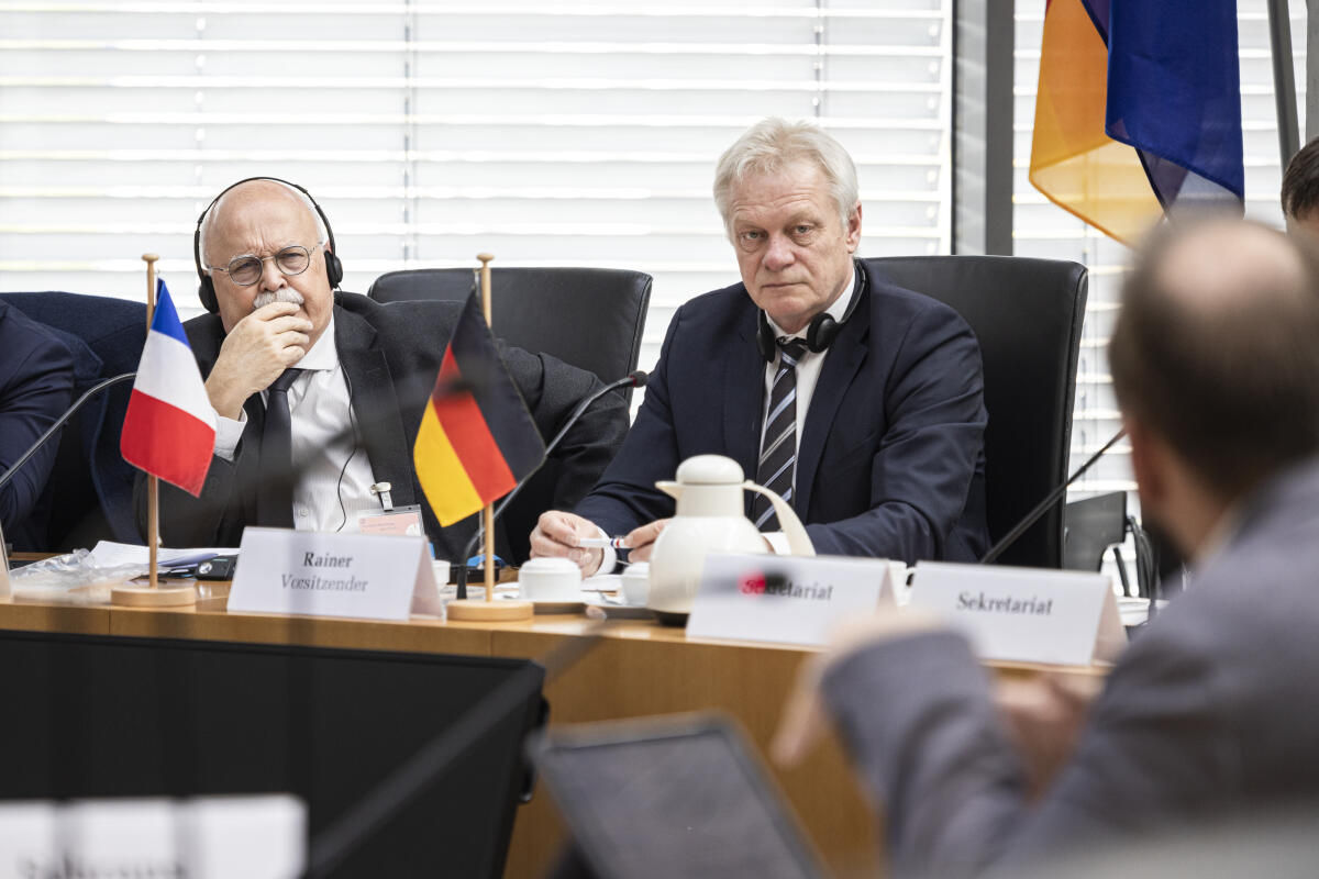 Eine Delegation des Finanzausschusses des französischen Senats unter Leitung von Herrn Claude Raynal (l) zu Gast im Finanzausschuss unter Leitung des Vorsitzenden Alois Rainer (r), CDU/CSU, MdB. Rainer, Alois Eine Delegation des Finanzausschusses des französischen Senats unter Leitung von Herrn Claude Raynal (l) zu Gast im Finanzausschuss unter Leitung des Vorsitzenden Alois Rainer (r), CDU/CSU, MdB.