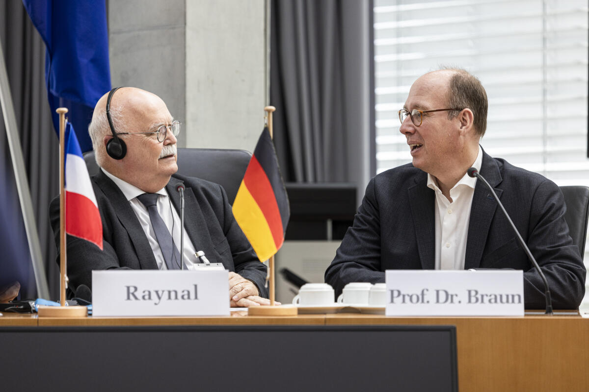 Eine Delegation des Finanzausschusses des französischen Senats unter Leitung von Herrn Claude Raynal (l) zu Gast im Haushaltsausschuss unter Leitung des Vorsitzenden Prof. Dr. Helge Braun (r), CDU/CSU, MdB. Braun, Helge Eine Delegation des Finanzausschusses des französischen Senats unter Leitung von Herrn Claude Raynal (l) zu Gast im Haushaltsausschuss unter Leitung des Vorsitzenden Prof. Dr. Helge Braun (r), CDU/CSU, MdB.