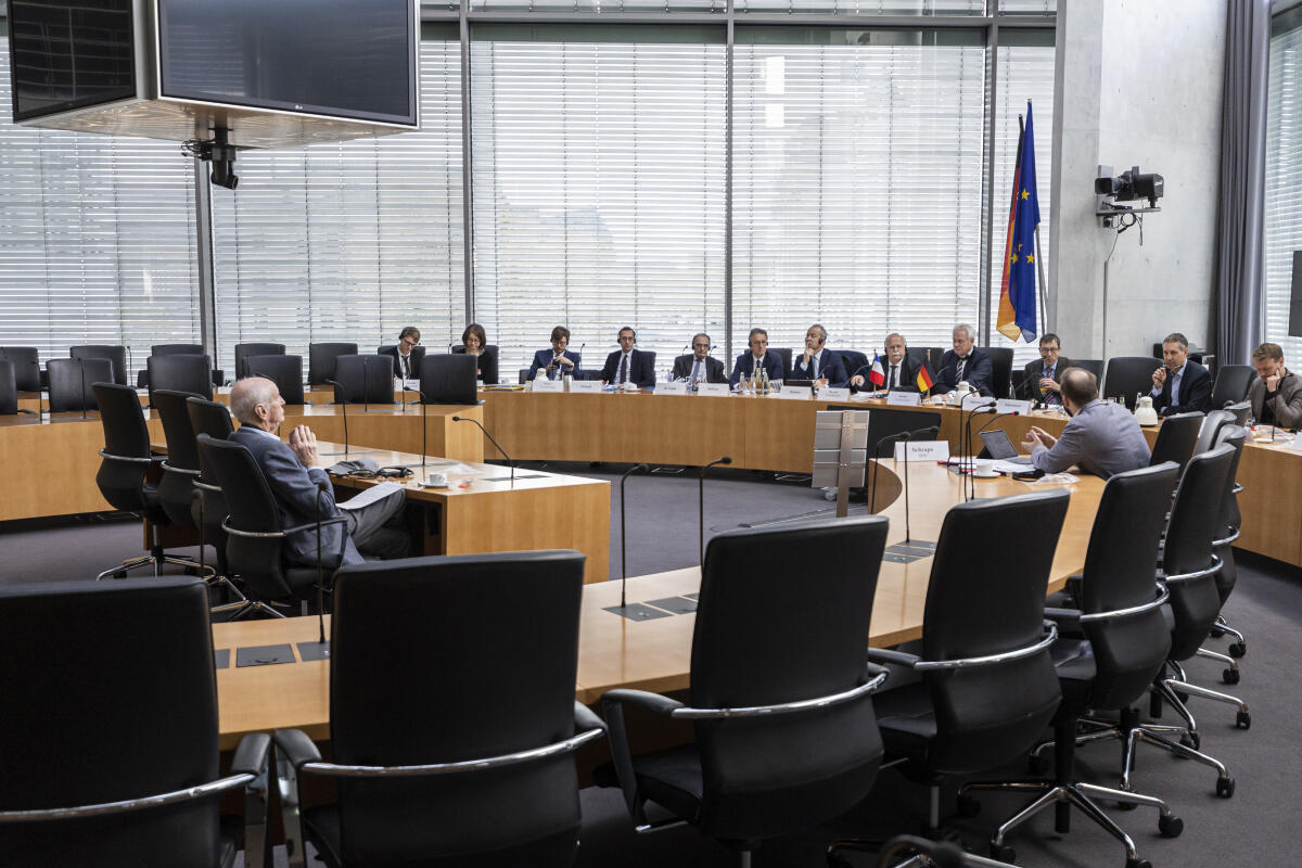 Eine Delegation des Finanzausschusses des französischen Senats unter Leitung von Herrn Claude Raynal zu Gast im Finanzausschuss unter Leitung des Vorsitzenden Alois Rainer, CDU/CSU, MdB. Blick in den Saal. Rainer, Alois Eine Delegation des Finanzausschusses des französischen Senats unter Leitung von Herrn Claude Raynal zu Gast im Finanzausschuss unter Leitung des Vorsitzenden Alois Rainer, CDU/CSU, MdB. Blick in den Saal.
