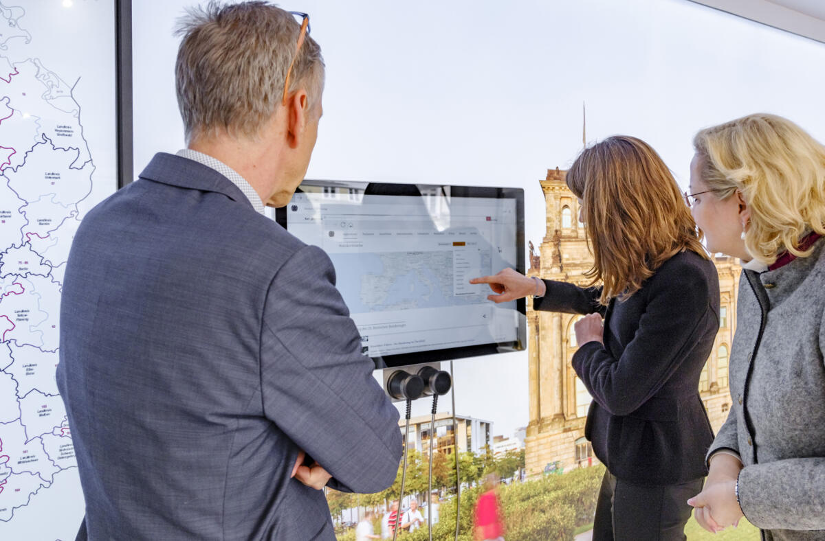 Infomobil des Deutschen Bundestages in Rostock, "Neuer Markt". Besucherinnen und Besucher informieren sich an den Monitoren über die Arbeit des Deutschen Bundestages. Heegewaldt, Elisabeth Infomobil des Deutschen Bundestages in Rostock, "Neuer Markt". Besucherinnen und Besucher informieren sich an den Monitoren über die Arbeit des Deutschen Bundestages.