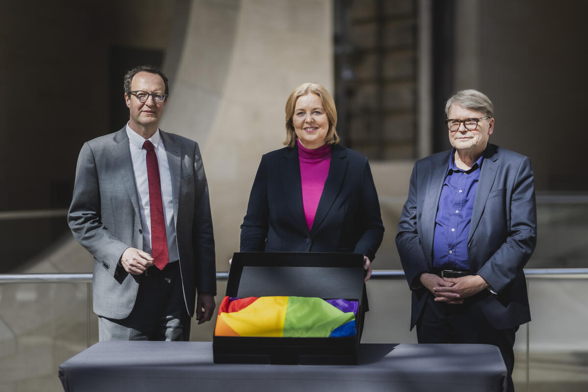 Bundestagspräsidentin Bärbel Bas (m), SPD, MdB, übergibt das Original der im Juli 2022 erstmalig auf dem Südwestturm des Reichstagsgebäudes gehissten Regenbogenflagge sowie einige Exemplare der Programmkarte zur Gedenkstunde vom 27. Januar 2023 an das Deutsche Historische Museum als Leihgabe zur dauerhaften Aufbewahrung und Ausstellung. Hier mit dem Präsidenten der Stiftung Deutsches Historisches Museum, Prof. Dr. Raphael Gross (l), und dem Abteilungsdirektor Sammlungen, Fritz Backhaus (r). Bas, Bärbel Bundestagspräsidentin Bärbel Bas (m), SPD, MdB, übergibt das Original der im Juli 2022 erstmalig auf dem Südwestturm des Reichstagsgebäudes gehissten Regenbogenflagge sowie einige Exemplare der Programmkarte zur Gedenkstunde vom 27. Januar 2023 an das Deutsche Historische Museum als Leihgabe zur dauerhaften Aufbewahrung und Ausstellung. Hier mit dem Präsidenten der Stiftung Deutsches Historisches Museum, Prof. Dr. Raphael Gross (l), und dem Abteilungsdirektor Sammlungen, Fritz Backhaus (r).