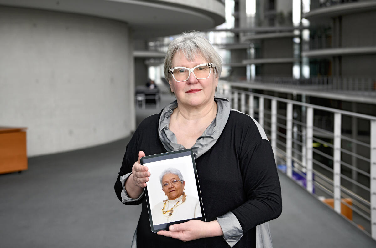 Engelhardt, Heike Heike Engelhardt, (SPD), MdB, fotografiert für die Reihe - Parlamentarier schützen Parlamentarier - im Paul-Löbe-Haus im Bundestag.
