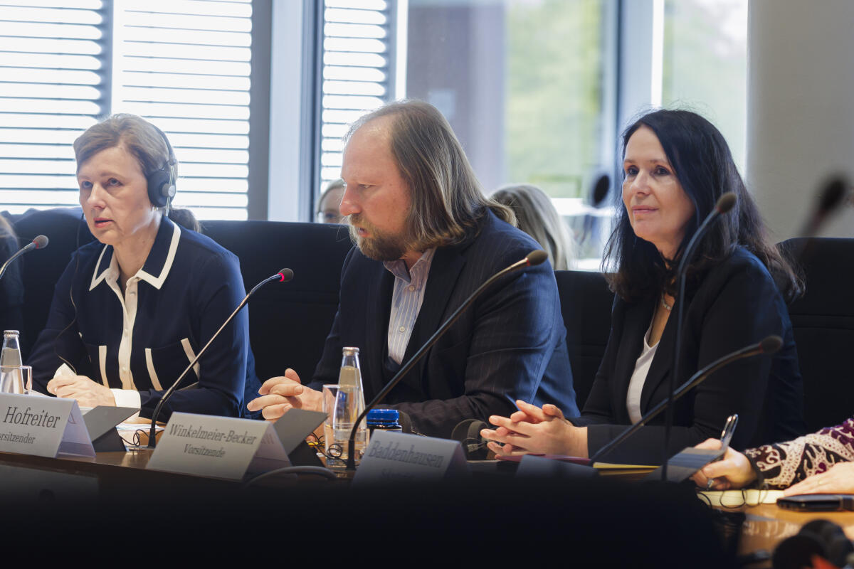 Vizepräsidentin der Europäischen Kommission, Věra Jourová, zu Gast im Ausschuss für die Angelegenheiten der Europäischen Union.; Hier (vlnr): Věra Jourová; Dr. Anton Hofreiter, Bündnis 90/Die Grünen, MdB; Elisabeth Winkelmeier-Becker, CDU/CSU, MdB Hofreiter, Anton; Winkelmeier-Becker, Elisabeth Vizepräsidentin der Europäischen Kommission, Věra Jourová, zu Gast im Ausschuss für die Angelegenheiten der Europäischen Union.; Hier (vlnr): Věra Jourová; Dr. Anton Hofreiter, Bündnis 90/Die Grünen, MdB; Elisabeth Winkelmeier-Becker, CDU/CSU, MdB