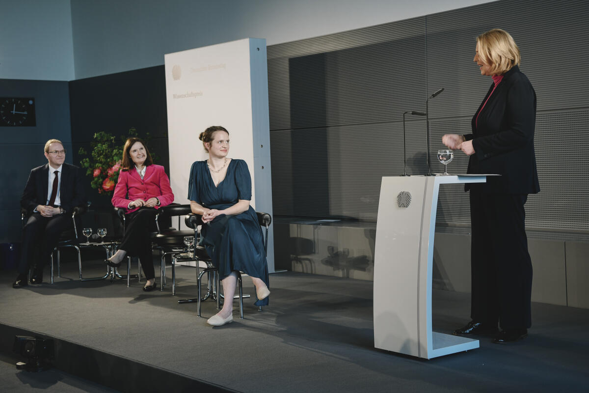 Bas, Bärbel Verleihung des Wissenschaftspreises 2023 mit Bundestagspräsidentin Bärbel Bas und den Preisträgern Dr. Mechthild Roos und Herrn Dr. Oliver Haardt und Moderatorin Ines Arland 