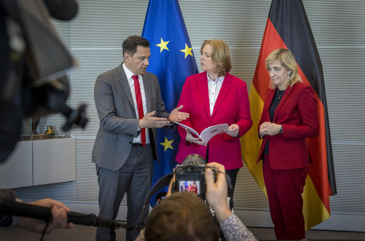 Bas, Bärbel; Warken, Nina; Fechner, Johannes Bundestagspräsidentin Bärbel Bas (m), SPD, MdB, nimmt den Abschlussbericht der Wahlrechtskommission von den Vorsitzenden Dr. Johannes Fechner (l), SPD, MdB, und Nina Warken (r), CDU/CSU, MdB, entgegen.