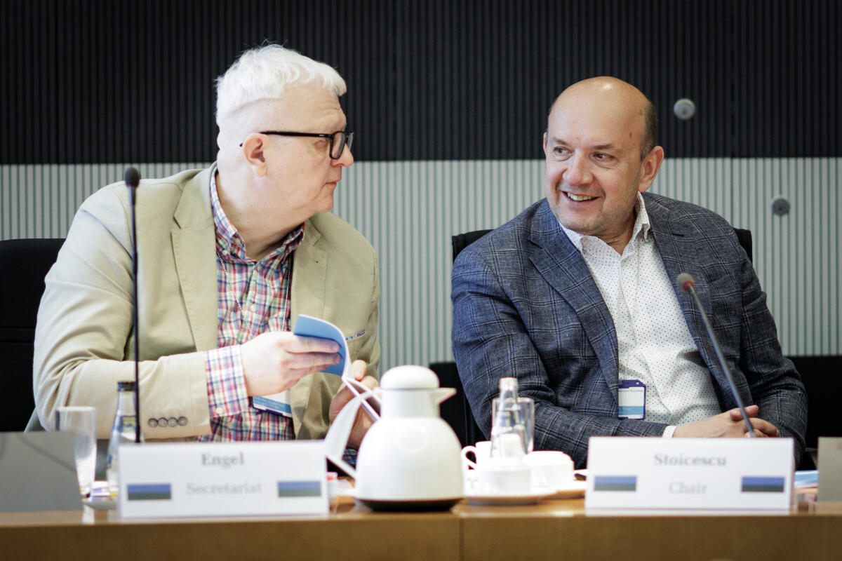 Konferenz der Vorsitzenden der Verteidigungsausschüsse der Ostseeanrainerstaaten: Hier Kalev Stoicescu (r), Vorsitzender des estnischen Verteidigungsausschusses der Riigikogu. Konferenz der Vorsitzenden der Verteidigungsausschüsse der Ostseeanrainerstaaten: Hier Kalev Stoicescu (r), Vorsitzender des estnischen Verteidigungsausschusses der Riigikogu.