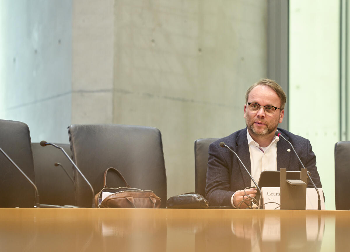 Gremmels, Timon Timon Gremmels, SPD, MdB, während der öffentlichen Sitzung des im Petitionsausschusses zu den Themen LNG-Terminals vor der Küste Rügens und Vereinfachung von Balkonsolaranlagen. Hier bei dem Tagesordnungspunkt 2 mit dem Thema Vereinfachung von Balkonsolaranlagen.