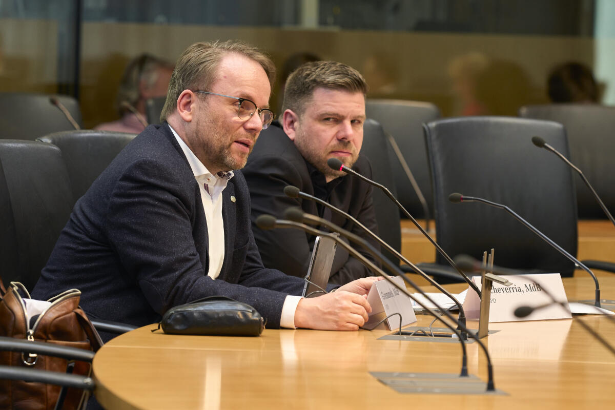 Timon Gremmels, SPD, MdB, (links), während der öffentlichen Sitzung des im Petitionsausschusses zu den Themen LNG-Terminals vor der Küste Rügens und Vereinfachung von Balkonsolaranlagen. Hier bei dem Tagesordnungspunkt 2 mit dem Thema Vereinfachung von Balkonsolaranlagen. Gremmels, Timon Timon Gremmels, SPD, MdB, (links), während der öffentlichen Sitzung des im Petitionsausschusses zu den Themen LNG-Terminals vor der Küste Rügens und Vereinfachung von Balkonsolaranlagen. Hier bei dem Tagesordnungspunkt 2 mit dem Thema Vereinfachung von Balkonsolaranlagen.