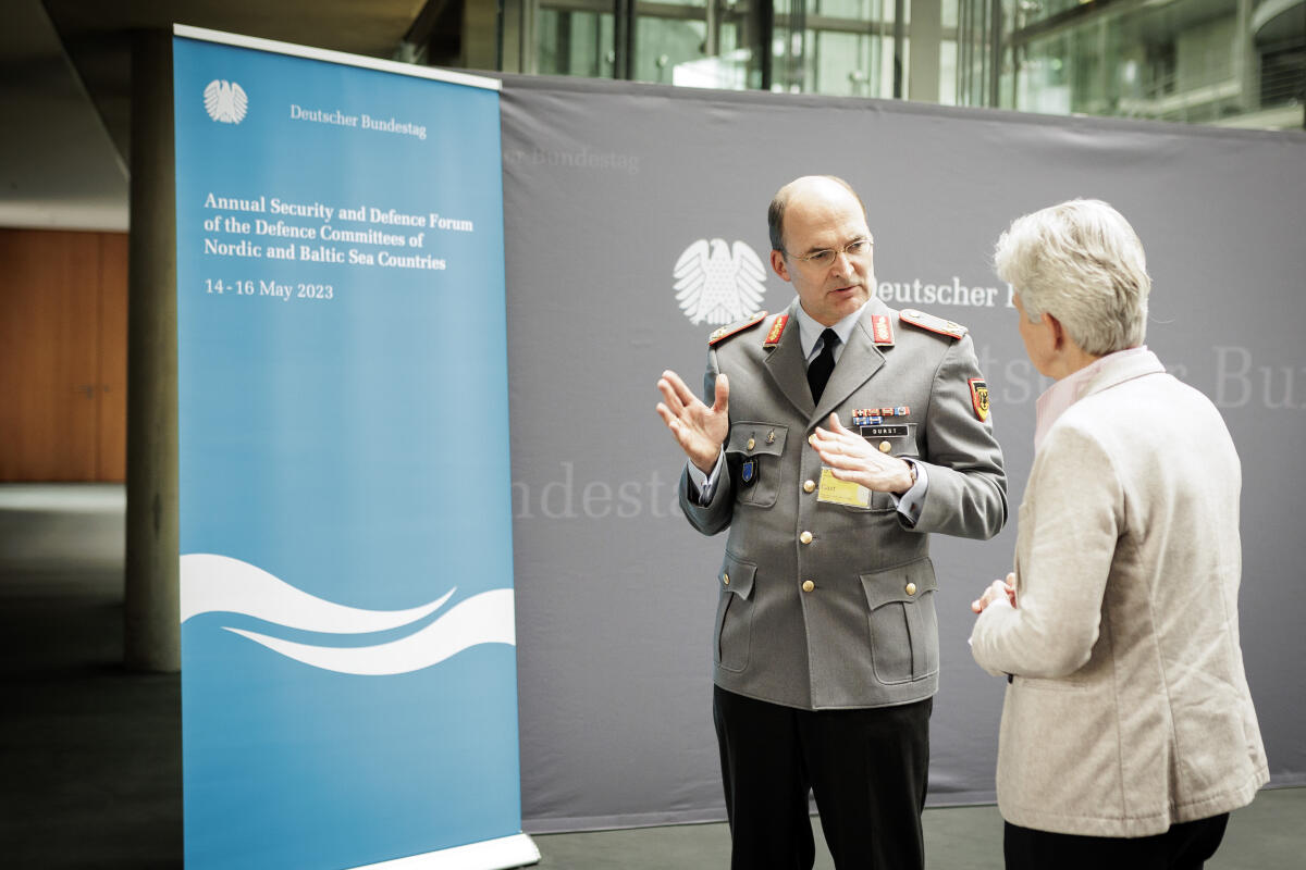 Konferenz der Vorsitzenden der Verteidigungsausschüsse der Ostseeanrainerstaaten: Hier Brigadegeneral der Bundeswehr Andreas Durst (l), und die Vorsitzende des Verteidigungsausschusses Dr. Marie-Agnes Strack-Zimmermann (r), FDP, MdB, vor dem Sitzungssaal. Strack-Zimmermann, Marie-Agnes Konferenz der Vorsitzenden der Verteidigungsausschüsse der Ostseeanrainerstaaten: Hier Brigadegeneral der Bundeswehr Andreas Durst (l), und die Vorsitzende des Verteidigungsausschusses Dr. Marie-Agnes Strack-Zimmermann (r), FDP, MdB, vor dem Sitzungssaal.