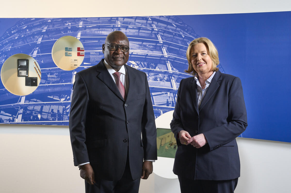 Empfang für neu akkreditierte Botschafterinnen und Botschafter im Deutschen Dom (vlnr): Botschafter der Republik Namibia Martin Andjaba und Bundestagspräsidentin Bärbel Bas, SPD, MdB. Bas, Bärbel Empfang für neu akkreditierte Botschafterinnen und Botschafter im Deutschen Dom (vlnr): Botschafter der Republik Namibia Martin Andjaba und Bundestagspräsidentin Bärbel Bas, SPD, MdB.