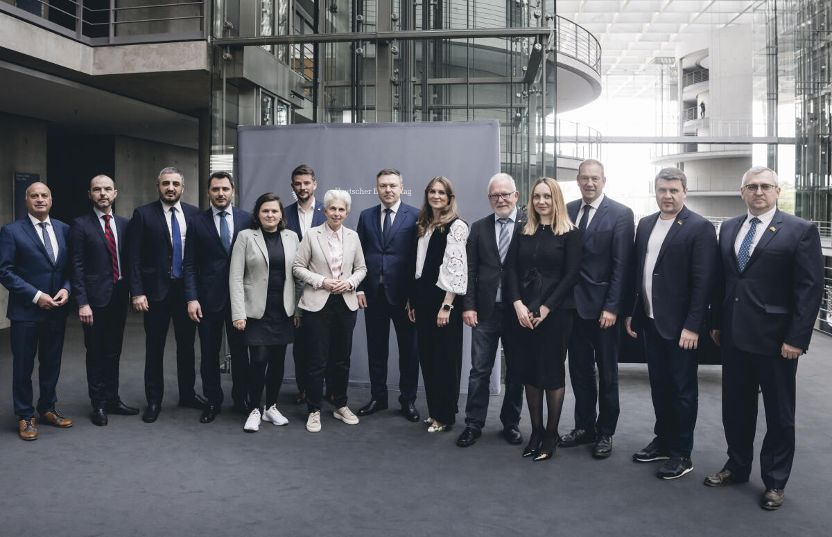Eine Delegation des Ausschusses für nationale Sicherheit, Verteidigung und Nachrichtendienste der Werchowna Rada der Ukraine zu Gast im Verteidigungsausschuss. ; Gruppenbild (vlnr): Rüdiger Lucassen, AfD, MdB; Vladyslav Sverdlov; Yurii Mysiahin; Yehor Cherniev; Sara Nanni, Bündnis 90/Die Grünen, MdB; Dr. Marcus Faber, FDP, MdB; Dr. Marie-Agnes Strack-Zimmermann, FDP, MdB; Oleksandr Zavitnevych; Solomiia Bobrovska; Wolfgang Hellmich, SPD, MdB; Olena Khomenko; Henning Otte, CDU/CSU, MdB; Vadym Ivchenko; Oleksandr Fediienko; Nanni, Sara; Faber, Marcus; Strack-Zimmermann, Marie-Agnes; Hellmich, Wolfgang; Otte, Henning; Lucassen, Rüdiger Eine Delegation des Ausschusses für nationale Sicherheit, Verteidigung und Nachrichtendienste der Werchowna Rada der Ukraine zu Gast im Verteidigungsausschuss. ; Gruppenbild (vlnr): Rüdiger Lucassen, AfD, MdB; Vladyslav Sverdlov; Yurii Mysiahin; Yehor Cherniev; Sara Nanni, Bündnis 90/Die Grünen, MdB; Dr. Marcus Faber, FDP, MdB; Dr. Marie-Agnes Strack-Zimmermann, FDP, MdB; Oleksandr Zavitnevych; Solomiia Bobrovska; Wolfgang Hellmich, SPD, MdB; Olena Khomenko; Henning Otte, CDU/CSU, MdB; Vadym Ivchenko; Oleksandr Fediienko;