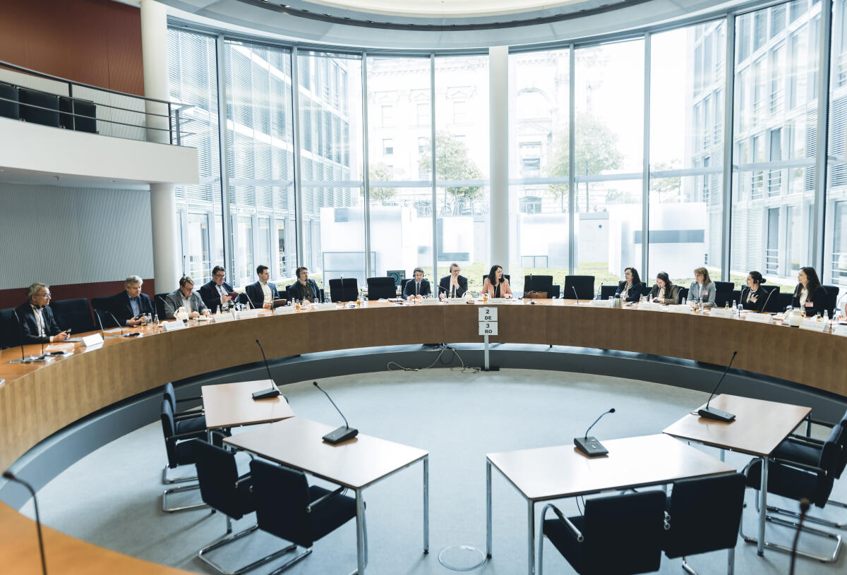 Eine Delegation des Justizministeriums der Republik Moldau zu Gast im Rechtsausschuss. Blick in den Saal. Eine Delegation des Justizministeriums der Republik Moldau zu Gast im Rechtsausschuss. Blick in den Saal.