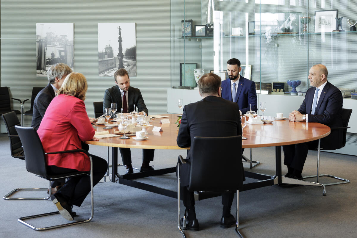Bundestagspräsidentin Bärbel Bas, SPD, MdB, empfängt den palästinensischen Botschafter, Laith Arafeh, zu einem Gespräch. Blick in den Raum. Bundestagspräsidentin Bärbel Bas, SPD, MdB, empfängt den palästinensischen Botschafter, Laith Arafeh, zu einem Gespräch. Blick in den Raum.