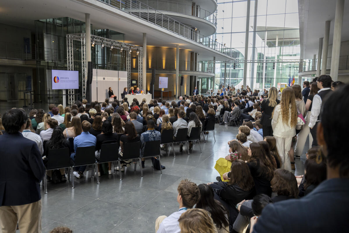  Bundestagspräsidentin Bärbel Bas, SPD, MdB, während eines Empfangs im Rahmen des Parlamentarischen Patenschafts-Programms (PPP). Blick in die Halle.