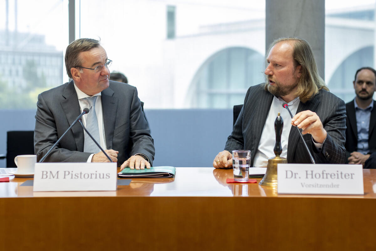 Bundesminister der Verteidigung, Boris Pistorius (l), zu Gast im Ausschuss für die Angelegenheiten der Europäischen Union unter Leitung des Vorsitzenden Dr. Anton Hofreiter (r), Bündnis 90/Die Grünen, MdB. Pistorius, Boris; Hofreiter, Anton Bundesminister der Verteidigung, Boris Pistorius (l), zu Gast im Ausschuss für die Angelegenheiten der Europäischen Union unter Leitung des Vorsitzenden Dr. Anton Hofreiter (r), Bündnis 90/Die Grünen, MdB.